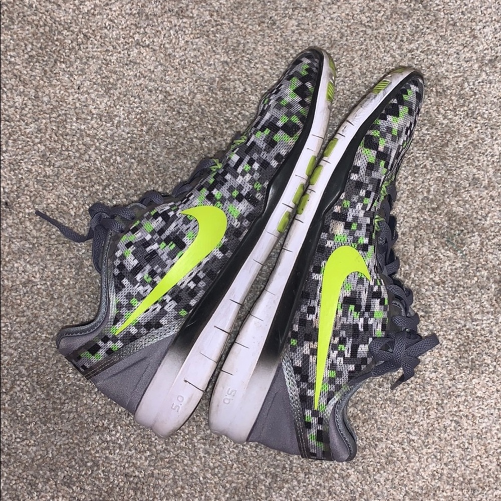 Size 7.5 woman’s NIKE shoes - Picture 2 of 7